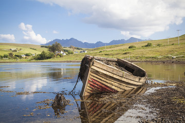 Fototapeta na wymiar Drynoch, altes Schiffswrack an der Küstenlinie auf der Insel von Skye in Schottland.