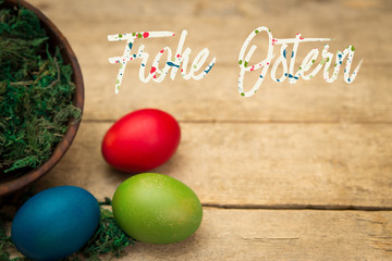 Ostereier und Schale mit Text