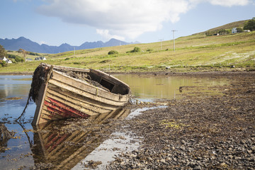 Fototapeta na wymiar Drynoch, altes Schiffswrack an der Küstenlinie auf der Insel von Skye in Schottland.