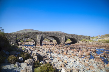 Fototapeta na wymiar Die alte Brücke bei Sligachan auf der Isle of Skye, Schottland