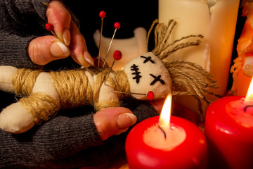 In a Voodoo doll are needles pricked
