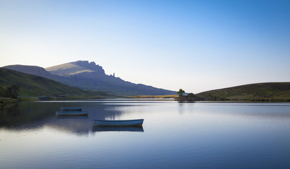 Fototapeta premium Ruderboote auf dem Loch Fada, Isle of Skye, Schottland