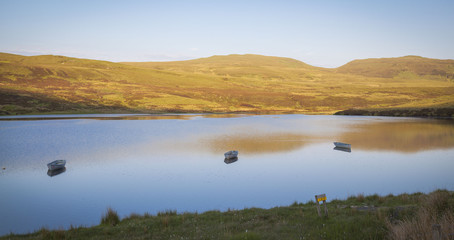 Ruderboote auf dem Loch Fada, Isle of Skye, Schottland