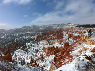 Fototapeta na wymiar Beautiful Bryce Canyon during winter with snow landscape