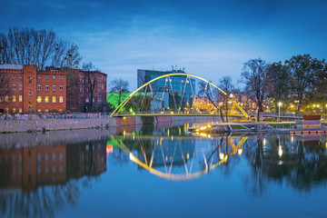 Slodowa footbridge at night in Wroclaw, Poland © golovianko