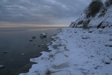 Steilküste im Winter mit Schnee an der Ostsee