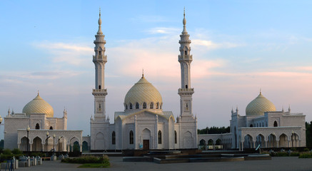 Fototapeta na wymiar Белая мечеть