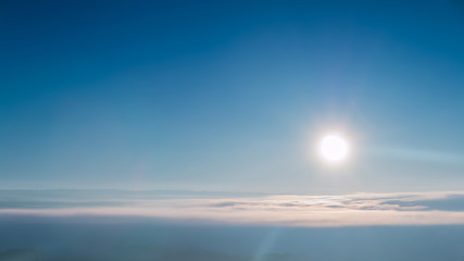 Amanecer en la niebla