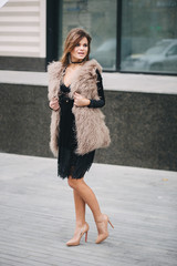 Obraz premium young stylish woman walking on the streets