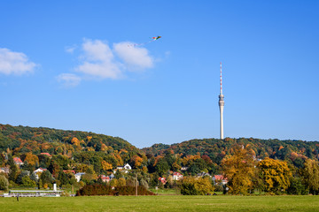 Fernsehturm,Drachen und Raddampfer im Herbst in Dresden