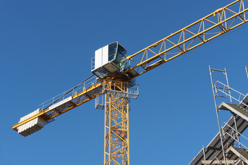 Naklejka premium Baukran vor blauem Himmel