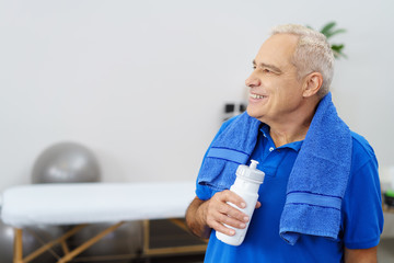 sportlicher älterer mann in einer praxis für physiotherapie