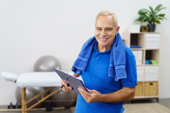 älterer mann mit einer checkliste für sein physio-training