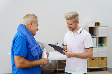 physiotherapeut und klient in einem beratungsgespräch