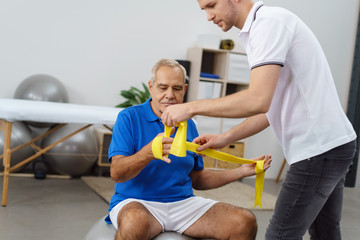therapeut arbeitet mit einem älteren patienten