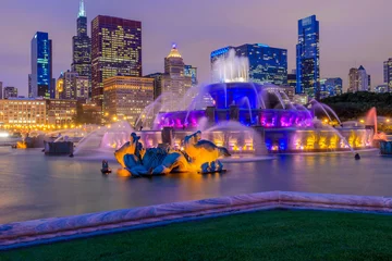 Stickers pour porte Fontaine Panorama sur les toits de Chicago avec gratte-ciel et fontaine de Buckingham à Grant Park la nuit éclairée par des lumières colorées.