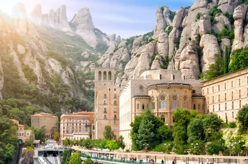 Fotobehang Monument Montserrat-klooster, Catalonië, Spanje. Santa Maria de Montserrat is een benedictijnenabdij op de berg van Montserrat.