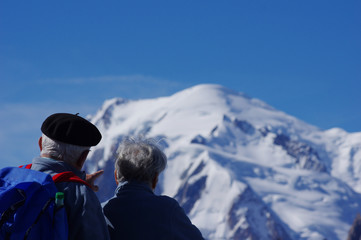 Ludzie podziwiający Mont Blanc
