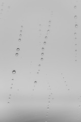 Gotas de lluvia en el cristal de la casa, un paisaje gris con agua