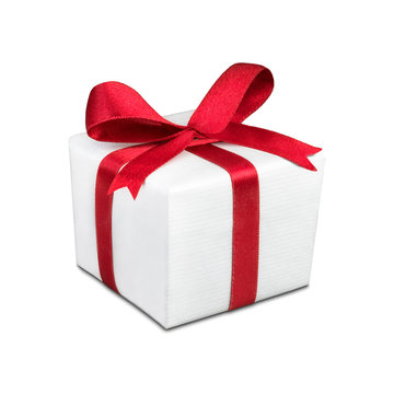 Geschenk mit roter Schleife vor weißem Hintergrund