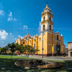 Obraz premium Church of San Pedro Apostol at Cholula Main Square - Cholula, Puebla, Mexico