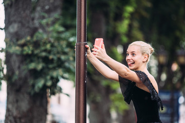 Obraz premium ballerina makes selfie