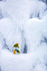 Naklejka premium Snowman the Santa's assistant is standing in green hat.