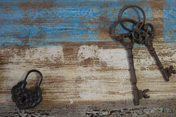 Zwei alte Schlüssel und ein Schloss
