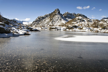 il laghetto alpino ,ghiacciato in autunno.