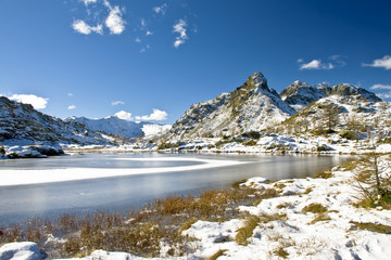 Fototapeta na wymiar il laghetto alpino ,ghiacciato in autunno.