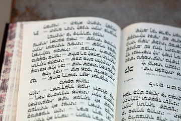 Hebr&auml;ische Bibel an der Klagemauer in Jerusalem. Israel