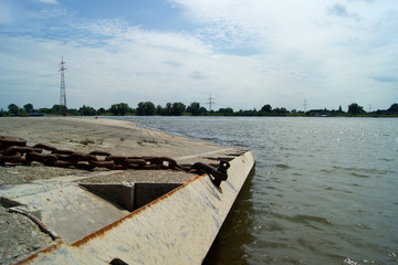 Fähranleger, Natorampe am Rhein bei Duisburg