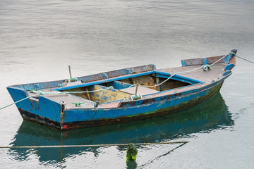 Obraz premium fishing boat anchored on the docks