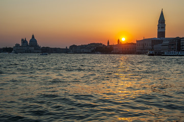 Venedig bei Sonnenuntergang mit Campanile und Dogenpalast