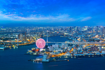 Obraz premium Zatoka Osaka o zmierzchu, Osaka, Japonia
