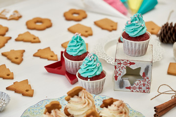 Obraz na płótnie Canvas Christmas cupcakes and gingerbreads..