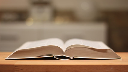 aufgeschlagenes Buch
