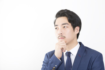 男性　スーツ　髭　ビジネス　ビジネスエグゼクティブ　若手社長　汎用　見つめる　横顔