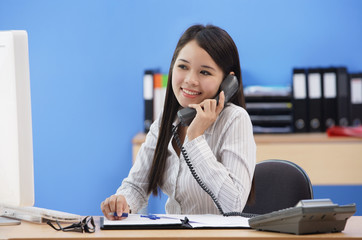 Obraz premium Businesswoman talking on the phone