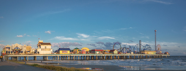 Naklejka premium Sunset on the pier