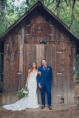 Fototapeta na wymiar Couple in front of barn