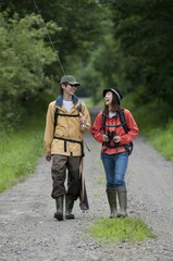 一本道を歩くカップル