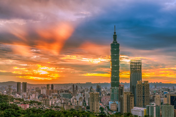 Fototapeta na wymiar Sunset of twilight with Taipei 101 in city of Taipei
