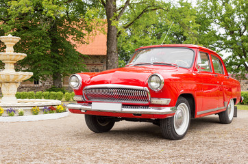 Obraz na płótnie Canvas Old red retro vintage car