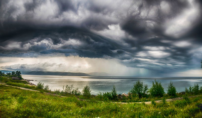 Fototapeta premium zapierające dech w piersiach chmury Undulatus asperatus nad jeziorem Bajkał