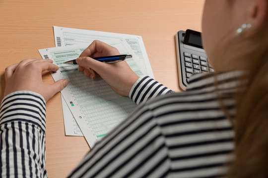 Frau f&uuml;llt Steuererkl&auml;rung aus