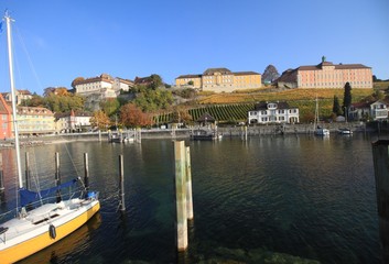Fototapeta na wymiar Meersburg am Bodensee / Blick von der Meersburger Hafenmole auf die Uferpromenade