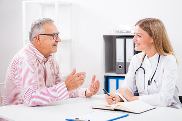 Patient is telling doctor about his health problems.