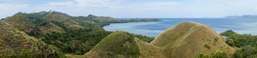 Fototapeta na wymiar Collines et mer près de Labuan Bajo, Flores, Indonesie