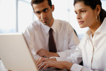 Obraz premium Kierownictwo patrząc na laptopa